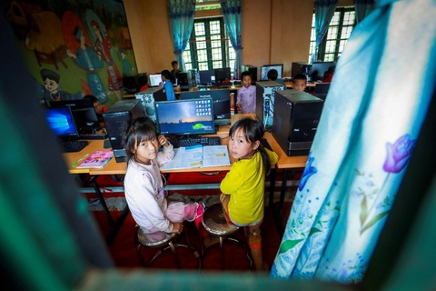 Những người mang Internet đến với trường học: ‘Ánh mắt thầy và trò khiến chúng tôi nhớ mãi’ - Ảnh 3. Những người mang Internet đến với trường học: ‘Ánh mắt thầy và trò khiến chúng tôi nhớ mãi’ - Ảnh 3.