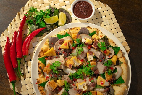 Choáng với chiếc bánh pizza nhân ếch nguyên con - Ảnh 2.