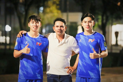 Huấn luyện viên mang dép tổ ong, dạy bóng đá miễn phí cho trẻ em nghèo - Ảnh 3. Huấn luyện viên mang dép tổ ong, dạy bóng đá miễn phí cho trẻ em nghèo - Ảnh 3.