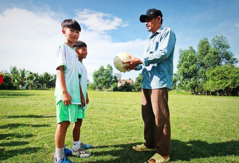 Huấn luyện viên mang dép tổ ong, dạy bóng đá miễn phí cho trẻ em nghèo - Ảnh 1. Huấn luyện viên mang dép tổ ong, dạy bóng đá miễn phí cho trẻ em nghèo - Ảnh 1.