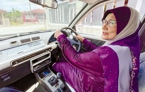 Malaysia xem xét siết quy định bằng lái với người già - Ảnh 1. Malaysia xem xét siết quy định bằng lái với người già - Ảnh 1.