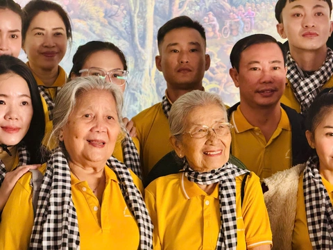 Đến Điện Biên, văn nghệ sĩ càng thêm trân trọng lịch sử, sống tích cực hơn - Ảnh 3. Nghệ sĩ Phi Điểu, Lê Thiện cùng 100 văn nghệ sĩ TP.HCM đến với Điện Biên - Ảnh 3.