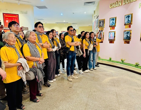 Đến Điện Biên, văn nghệ sĩ càng thêm trân trọng lịch sử, sống tích cực hơn - Ảnh 1. Nghệ sĩ Phi Điểu, Lê Thiện cùng 100 văn nghệ sĩ TP.HCM đến với Điện Biên - Ảnh 1.