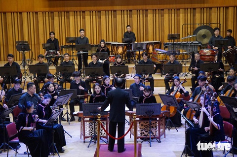 Khán giả thích thú nghe ‘Thần điêu đại hiệp’ ở Hà Nội - Ảnh 2. Khán giả thích thú nghe ‘Thần điêu đại hiệp’ ở Hà Nội - Ảnh 2.