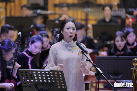 Khán giả thích thú nghe ‘Thần điêu đại hiệp’ ở Hà Nội - Ảnh 4. Khán giả thích thú nghe ‘Thần điêu đại hiệp’ ở Hà Nội - Ảnh 4.