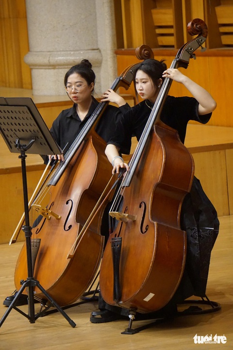 Khán giả thích thú nghe ‘Thần điêu đại hiệp’ ở Hà Nội - Ảnh 5. Khán giả thích thú nghe ‘Thần điêu đại hiệp’ ở Hà Nội - Ảnh 5.