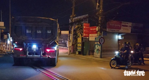 Sau phản ánh của Tuổi Trẻ, xe ben vẫn chạy đường cấm ở TP.HCM - Ảnh 7.