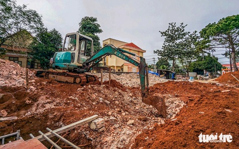 Nhóm người tự ý san bằng trụ sở tòa án cũ để làm gì? - Ảnh 1. Nhóm người tự ý san bằng trụ sở tòa án cũ để làm gì? - Ảnh 2.