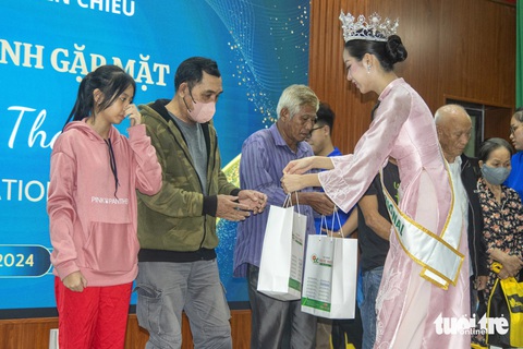 Hoa hậu Quốc tế Thanh Thủy trao quà cho bà con khó khăn - Ảnh 2.