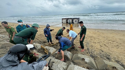 Chủ tịch tỉnh Quảng Ngãi chỉ đạo xử lý ba bồn chứa khí 'vô chủ' dạt vào bờ biển - Ảnh 3.
