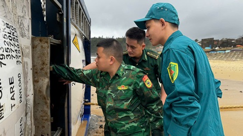 Chủ tịch Quảng Ngãi chỉ đạo xử lý 3 bồn chứa khí 'vô chủ' nguy hiểm dạt vào bờ biển - Ảnh 3.