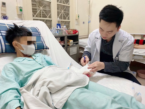 Chơi pháo tự chế, 3 thiếu niên dập nát bàn tay - Ảnh 1. Chơi pháo tự chế, 3 thiếu niên dập nát bàn tay - Ảnh 1.