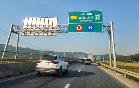 Đoạn đường bất lợi về an toàn giao thông đặt biển báo tốc độ riêng - Ảnh 1.