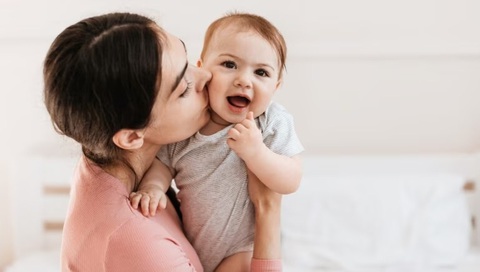 Vì sao bạn không nên hôn trẻ sơ sinh? - Ảnh 1.