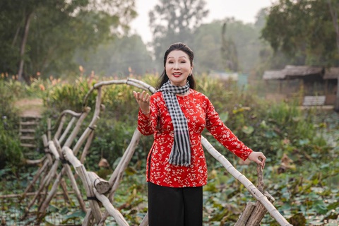 Nghệ sĩ Bạch Tuyết chỉ có chứng nhận khen thưởng của RADA, không phải bằng tiến sĩ? - Ảnh 1. Nghệ sĩ Bạch Tuyết chỉ có chứng nhận khen thưởng của RADA, không phải bằng tiến sĩ? - Ảnh 1.