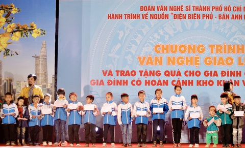 Nghệ sĩ Hữu Quốc, Lê Tứ ca vọng cổ tặng bà con vùng đất Điện Biên - Ảnh 3. Nghệ sĩ Hữu Quốc, Lê Tứ ca vọng cổ tặng bà con vùng đất Điện Biên - Ảnh 3.