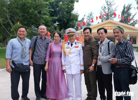 Văn nghệ sĩ TP.HCM xúc động với ký ức những chuyến tàu không số tại Vũng Rô - Ảnh 3. Văn nghệ sĩ TP.HCM xúc động với ký ức những chuyến tàu không số tại Vũng Rô - Ảnh 2.