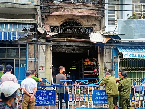 Vụ cháy cửa hàng dịch vụ mai táng ở Nha Trang: Ông ngoại cố cứu vợ và cháu nhưng không thành - Ảnh 1. Vụ cháy cửa hàng dịch vụ mai táng ở Nha Trang: Ông ngoại cố cứu vợ và cháu nhưng không thành - Ảnh 1.