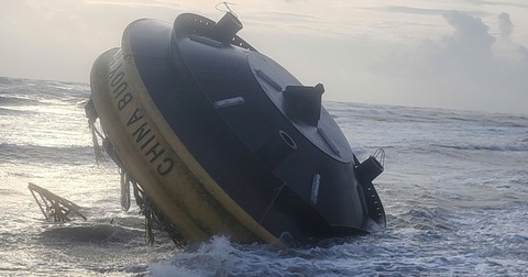 Vật thể lạ có dòng chữ China Buoy trôi dạt vào bờ biển Quảng Ngãi - Ảnh 3.