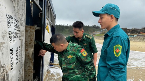 Số hiệu Công ty EQ Logis gửi trùng khớp ba bồn chứa trôi dạt vào bờ biển Quảng Ngãi - Ảnh 1.