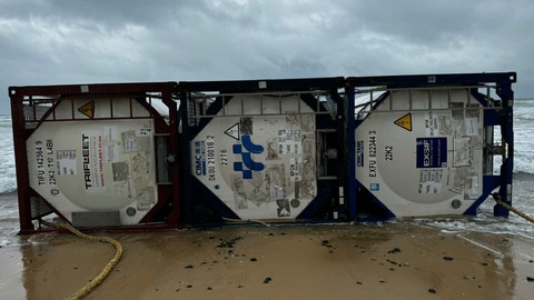 Số hiệu Công ty EQ Logis gửi trùng khớp ba bồn chứa trôi dạt vào bờ biển Quảng Ngãi - Ảnh 2.