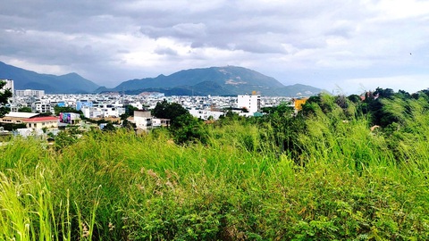 Giải tỏa dân rồi bỏ hoang tàn khu đồi tượng Phật trắng nổi tiếng ở Nha Trang - Ảnh 2.
