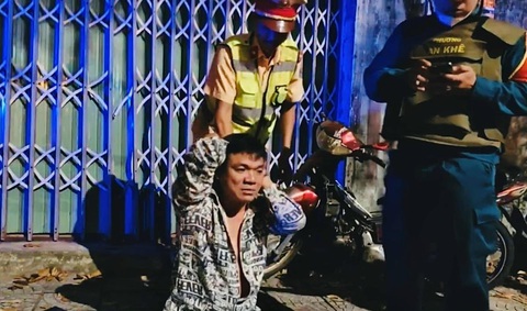 Bắt giam tài xế có nồng độ cồn kịch khung dùng dao tấn công cảnh sát - Ảnh 1.