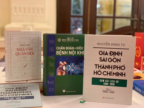 Nguyễn Nhật Ánh lần đầu được trao Giải thưởng Sách quốc gia, sử gia Nguyễn Đình Tư được săn đón - Ảnh 3. Nguyễn Nhật Ánh lần đầu được trao Giải thưởng Sách quốc gia, sử gia Nguyễn Đình Tư được săn đón - Ảnh 3.