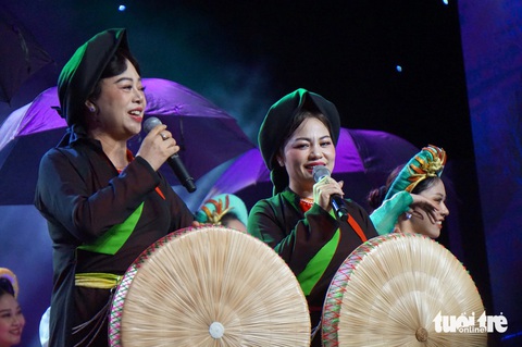Sao kê, từ thiện ‘phông bạt’ lên sân khấu kịch, khán giả cười nghiêng ngả - Ảnh 10. Sao kê, từ thiện ‘phông bạt’ lên sân khấu kịch, khán giả cười nghiêng ngả - Ảnh 7.