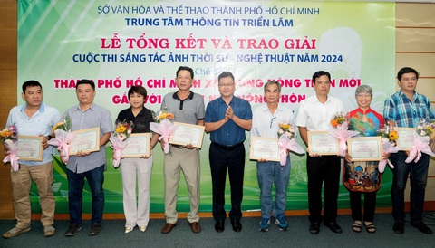 Nhiếp ảnh gia Nguyễn Văn Hoàng đoạt 15 giải thưởng cuộc thi ảnh thời sự nghệ thuật - Ảnh 2. Nhiếp ảnh gia Nguyễn Văn Hoàng đoạt 15 giải thưởng cuộc thi ảnh thời sự nghệ thuật - Ảnh 2.