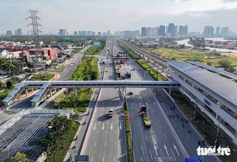 Dân đi bộ vào các ga metro số 1 sao cho an toàn? - Ảnh 1.