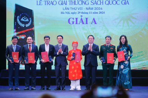 Nguyễn Nhật Ánh lần đầu được trao Giải thưởng Sách quốc gia, sử gia Nguyễn Đình Tư được săn đón - Ảnh 2. Nguyễn Nhật Ánh lần đầu được trao Giải thưởng Sách quốc gia, sử gia Nguyễn Đình Tư được săn đón - Ảnh 2.