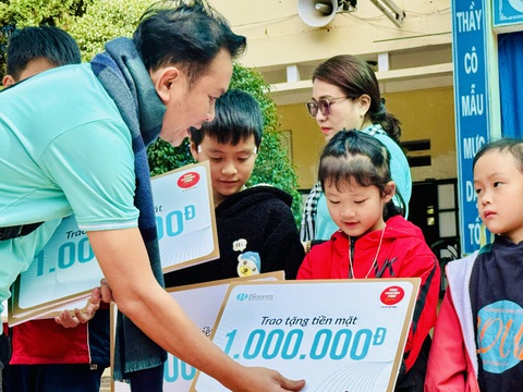 100 văn nghệ sĩ TP.HCM gặp gỡ, trao quà cho bà con Làng Nủ - Ảnh 2. 100 văn nghệ sĩ TP.HCM gặp gỡ, trao quà cho bà con Làng Nủ - Ảnh 2.