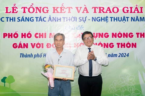 Nhiếp ảnh gia Nguyễn Văn Hoàng đoạt 15 giải thưởng cuộc thi ảnh thời sự nghệ thuật - Ảnh 1. Nhiếp ảnh gia Võ Văn Hoàng đoạt 15 giải thưởng cuộc thi ảnh thời sự nghệ thuật - Ảnh 1.