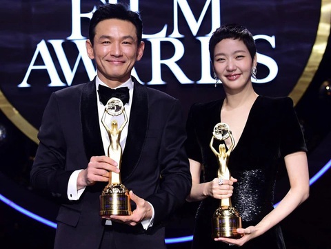 Kim Go Eun nhận giải Nữ diễn viên chính xuất sắc nhất tại Rồng Xanh 2024 - Ảnh 1. Kim Go Eun nhận giải Nữ diễn viên chính xuất sắc nhất tại Rồng Xanh 2024 - Ảnh 1.