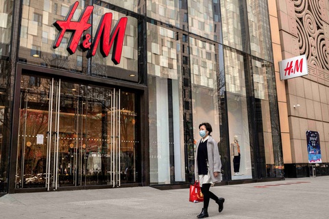 Sau H&M, đến lượt Uniqlo bị dân mạng Trung Quốc tẩy chay - Ảnh 3. Sau H&M, đến lượt Uniqlo bị dân mạng Trung Quốc tẩy chay - Ảnh 2.