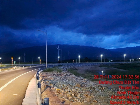 Cả ngàn mét dây cáp ngầm đèn đường cao tốc Cam Lâm - Vĩnh Hảo bị cắt trộm - Ảnh 2. Cả ngàn mét dây cáp ngầm đèn đường cao tốc Cam Lâm - Vĩnh Hảo bị cắt trộm - Ảnh 2.