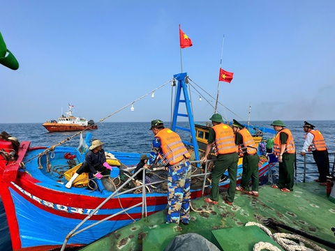 Quảng Ngãi siết chặt quản lý, đào tạo thuyền trưởng máy trưởng để chống khai thác IUU - Ảnh 1.