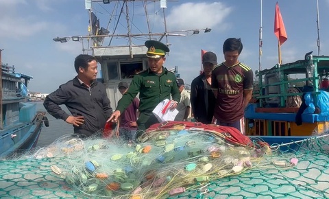 Quảng Ngãi siết chặt quản lý, đào tạo thuyền trưởng máy trưởng để chống khai thác IUU - Ảnh 4.