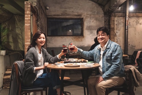Phim Hàn Quốc bị chỉ trích vì cổ xúy cho giới trẻ uống rượu, nhậu nhẹt - Ảnh 1. Phim Hàn Quốc bị chỉ trích vì cổ xúy cho giới trẻ uống rượu - Ảnh 1.