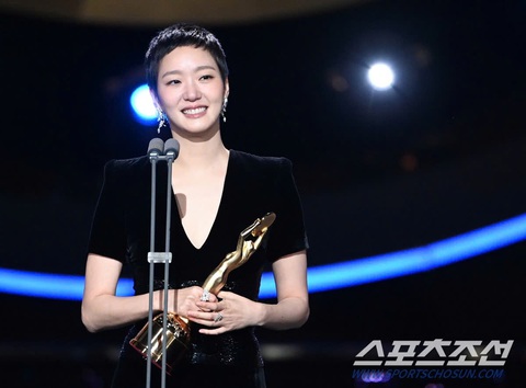 Kim Go Eun nhận giải Nữ diễn viên chính xuất sắc nhất tại Rồng Xanh 2024 - Ảnh 2. Kim Go Eun nhận giải Nữ diễn viên chính xuất sắc nhất tại Rồng Xanh 2024 - Ảnh 2.
