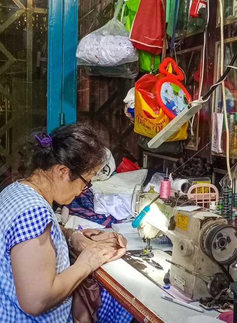 Xóm đường tàu dễ thương giữa lòng TP. HCM - Ảnh 11. Nhịp sống bình dị ở xóm đường tàu giữa lòng TP.HCM - Ảnh 12.