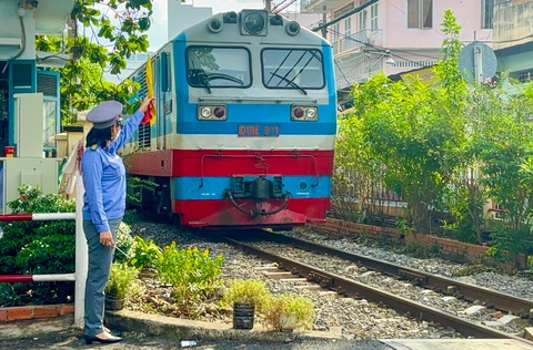 Xóm đường tàu dễ thương giữa lòng TP. HCM - Ảnh 1. Nhịp sống bình dị ở xóm đường tàu giữa lòng TP.HCM - Ảnh 1.
