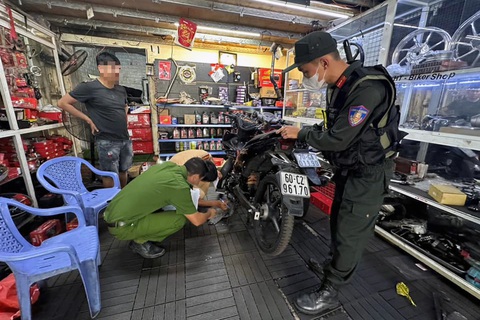 Công an Đồng Nai đột kích hàng loạt lò độ chế xe máy - Ảnh 1.