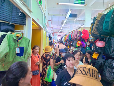 Tiểu thương “thiên đường hàng hiệu” SaiGon Square nhốn nháo đóng quầy né quản lý thị trường - Ảnh 1.