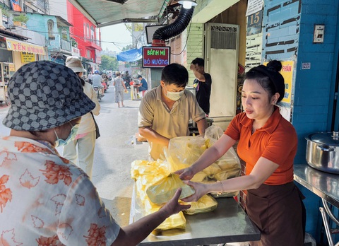 Xóm đường tàu dễ thương giữa lòng TP. HCM - Ảnh 4. Nhịp sống bình dị ở xóm đường tàu giữa lòng TP.HCM - Ảnh 5.