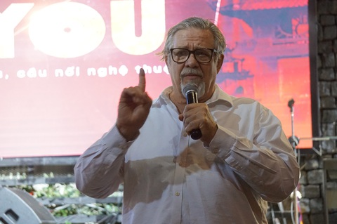 Đến Việt Nam giảng dạy, nghệ sĩ Philip Quast cũng yêu cầu học viên không sử dụng điện thoại - Ảnh 1. Đến Việt Nam giảng dạy, nghệ sĩ Philip Quast cũng yêu cầu học viên không sử dụng điện thoại - Ảnh 1.