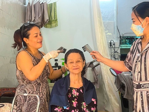 Xóm đường tàu dễ thương giữa lòng TP. HCM - Ảnh 3. Nhịp sống bình dị ở xóm đường tàu giữa lòng TP.HCM - Ảnh 4.