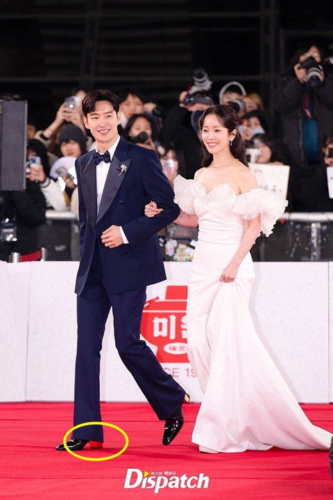 Lee Je Hoon đi guốc dự lên thảm đỏ Rồng Xanh 2024 - Ảnh 1.