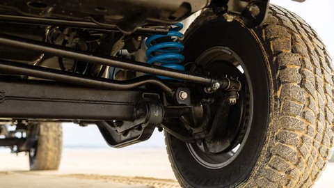 Chỉ cần thay lò xo, chiếc Toyota Land Cruiser bán tải này dư sức ‘cõng’ 4 chiếc Wigo thêm 2 chiếc SH - Ảnh 4.